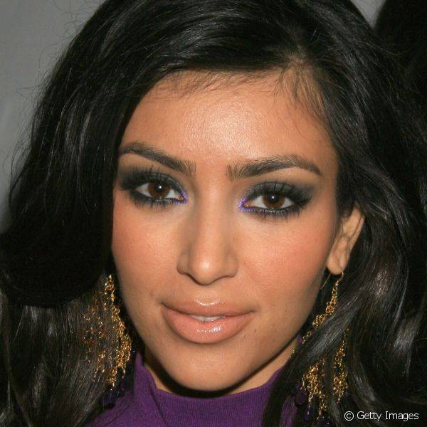 No Mercedes-Benz Fashion Week de 2007, Kim Kardashian usou a sombra roxa no cantinho interno dos olhos combinando com a blusa (Foto: Getty Images)
